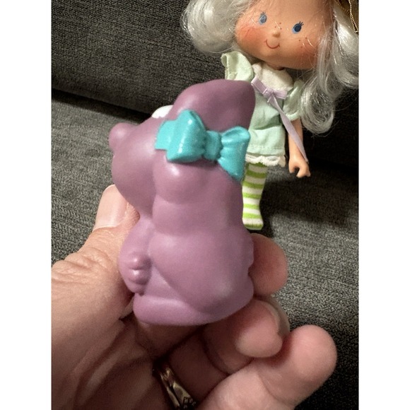 Vintage Strawberry Shortcake Angel Cake With Pet Souffle Skunk 1980's - Picture 3 of 6